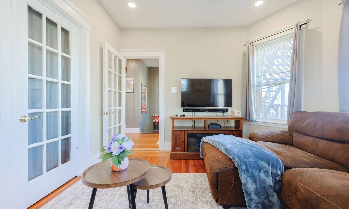 High Street Hill House | Group-Friendly 6BR House Close to Everything