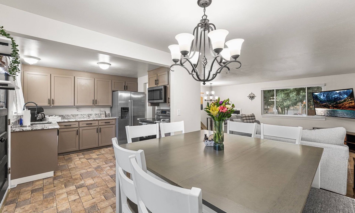 Castle Rock House | Group Friendly Castle Rock Retreat | Sleeps 13 | Games, BBQ & Patio