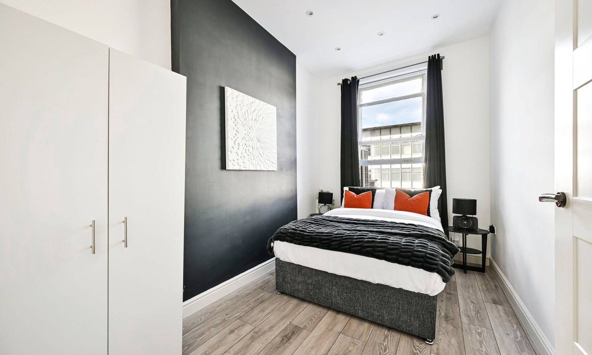 Ealing Apartment | Group-Friendly Apt |Steps toTube Station -Shops