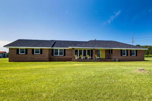 Albany House | Group-Friendly Home with Game Room in Albany!
