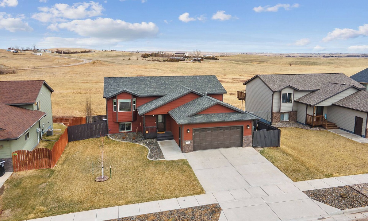 Rapid City House | Group-Friendly Retreat - King Beds, Kitchen, Fenced Yard & Prairie Views