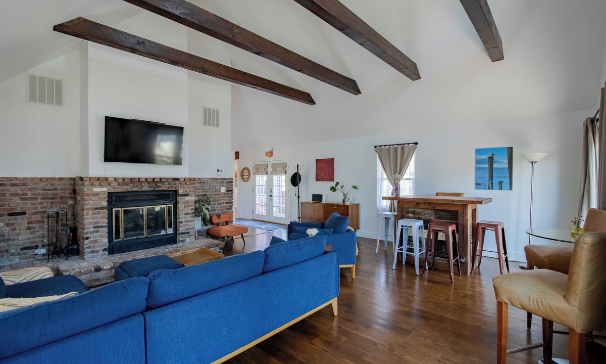 Highlands House | Group-Friendly Shorehouse. Ideal location near beach, restaurants & NYC Ferry
