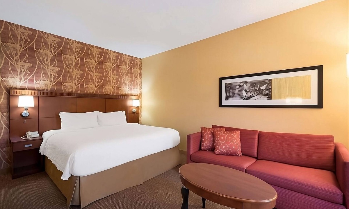 Auburn Hills Hotel | Group Getaway! THREE Relaxing Units, Pet-friendly, Indoor Swimming Pool!