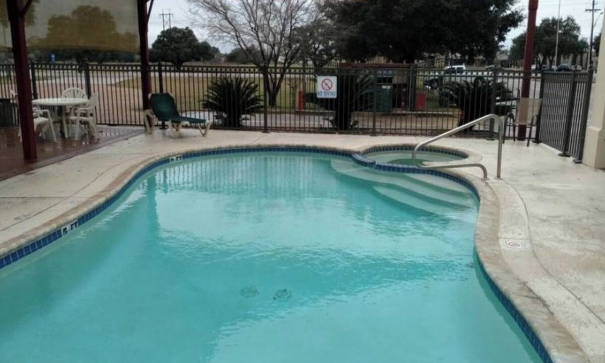 Cuero Hotel | Group Getaway w/Pool – 3 Rooms, Convenient Base for Shopping & Highway Travel