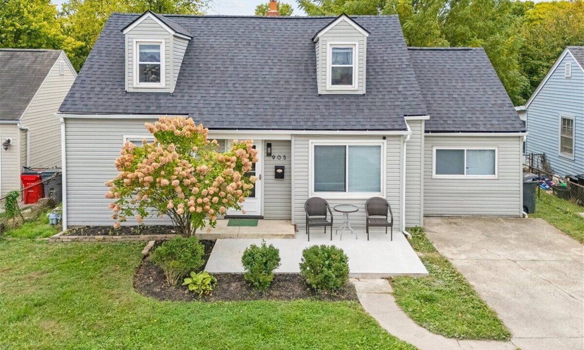 Grandview Heights House | Group Ready 4BR near OSU w/Fire Pit & Wet Bar