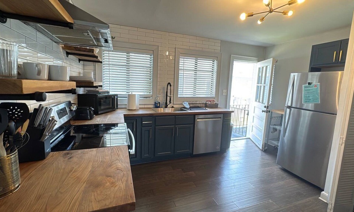 West End Cottage | Group-ready West End Duplex - Save Big Midweek