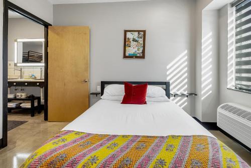 Pacific Hotel | Group suite near Six Flags with onsite activities