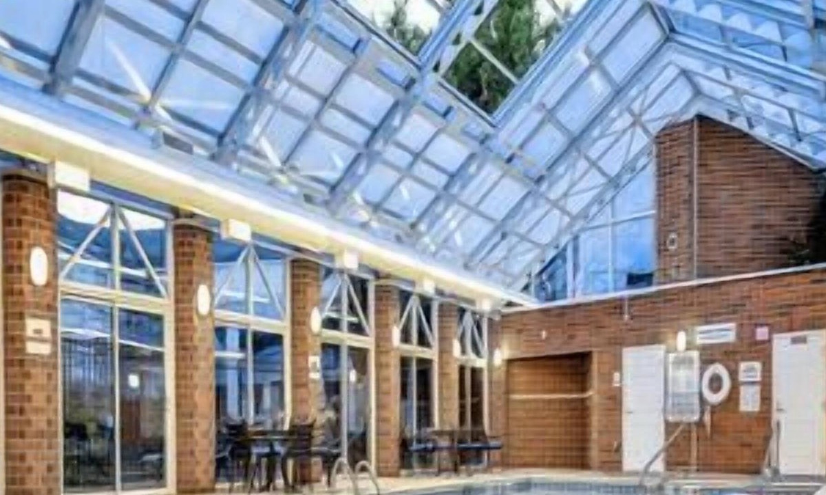 Mishawaka House | Group Vacation! 2 Units Close to University Park Mall! W/ Pool Access & Parking!