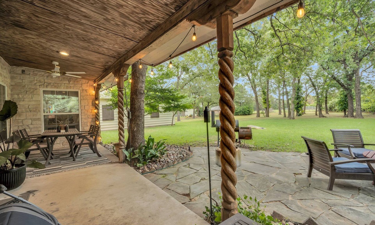 Roanoke House | Groups and Fams - 5 BR Huge Private Yard in Keller
