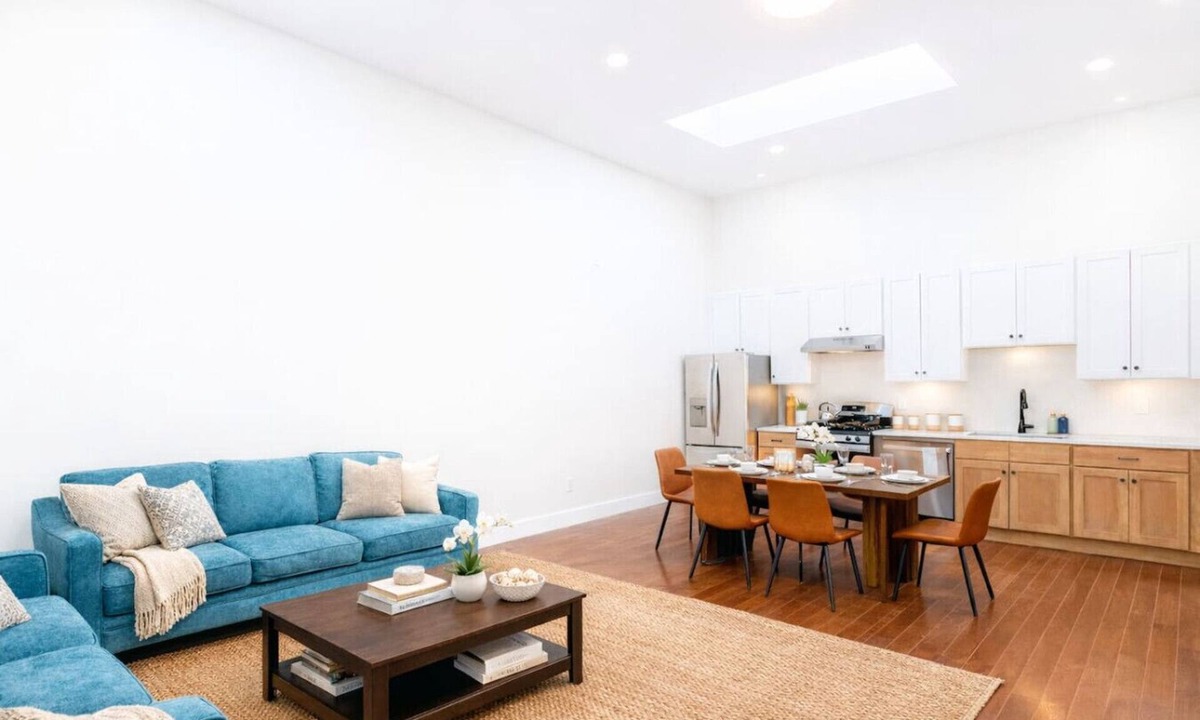 Dwight House | Groups | Walk to Yale | Updated & Open | Parking