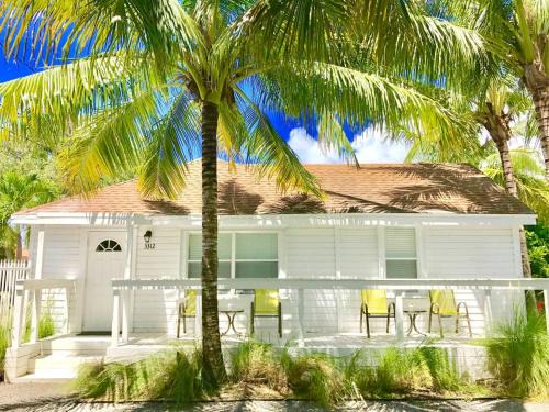 Southwest Coconut Grove House | Grove Bay Bungalow - 2/2 Gated Cottage-Walk to Bay