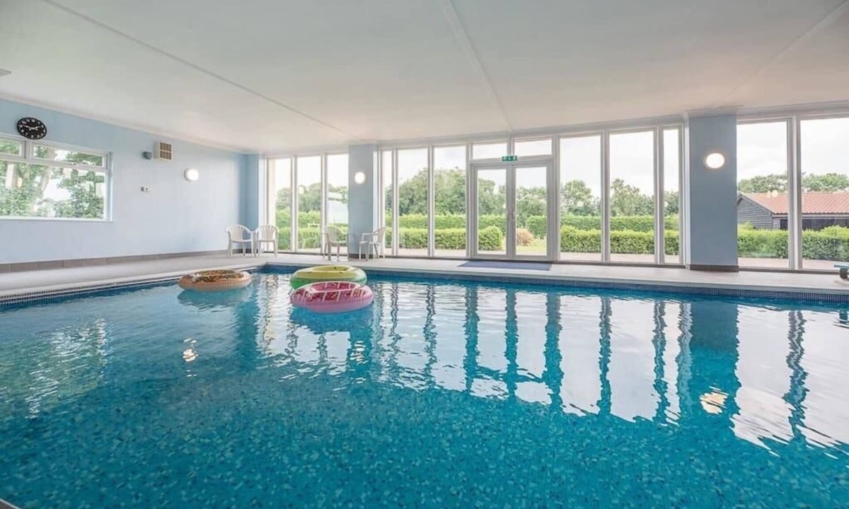 Woodbridge House | Grove Farm Bungalow with Swimming Pool, Dallinghoo