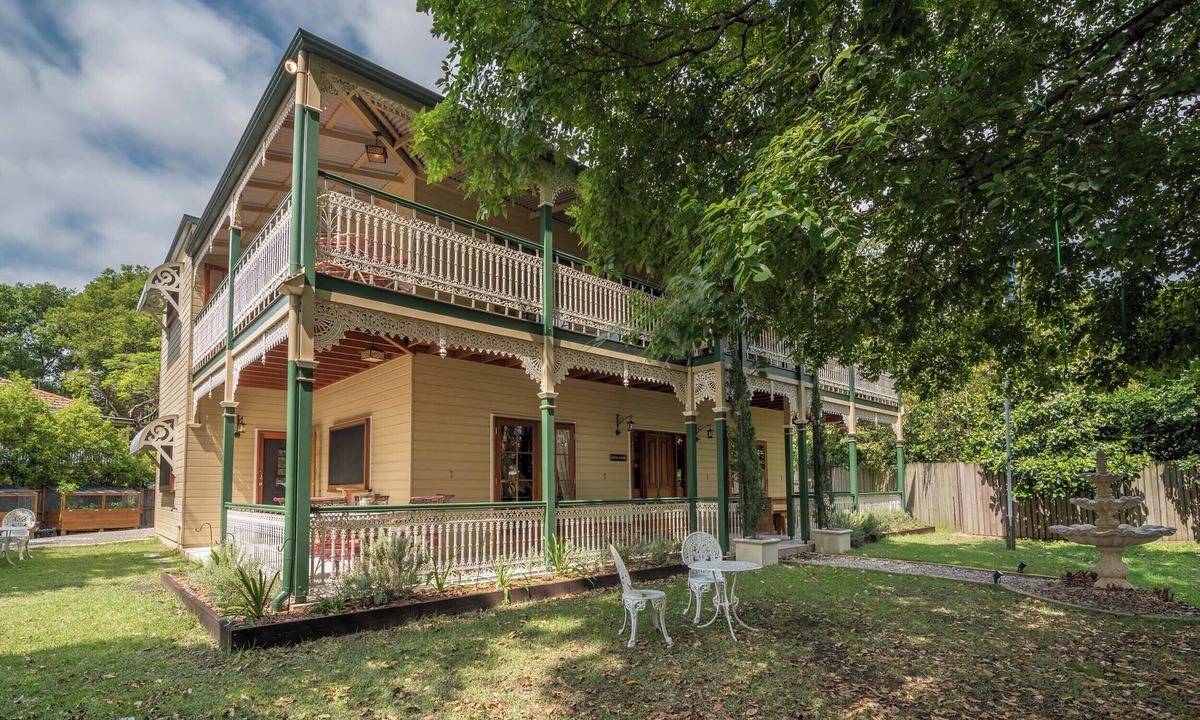 Ashgrove Bed & Breakfast | Grove Manor