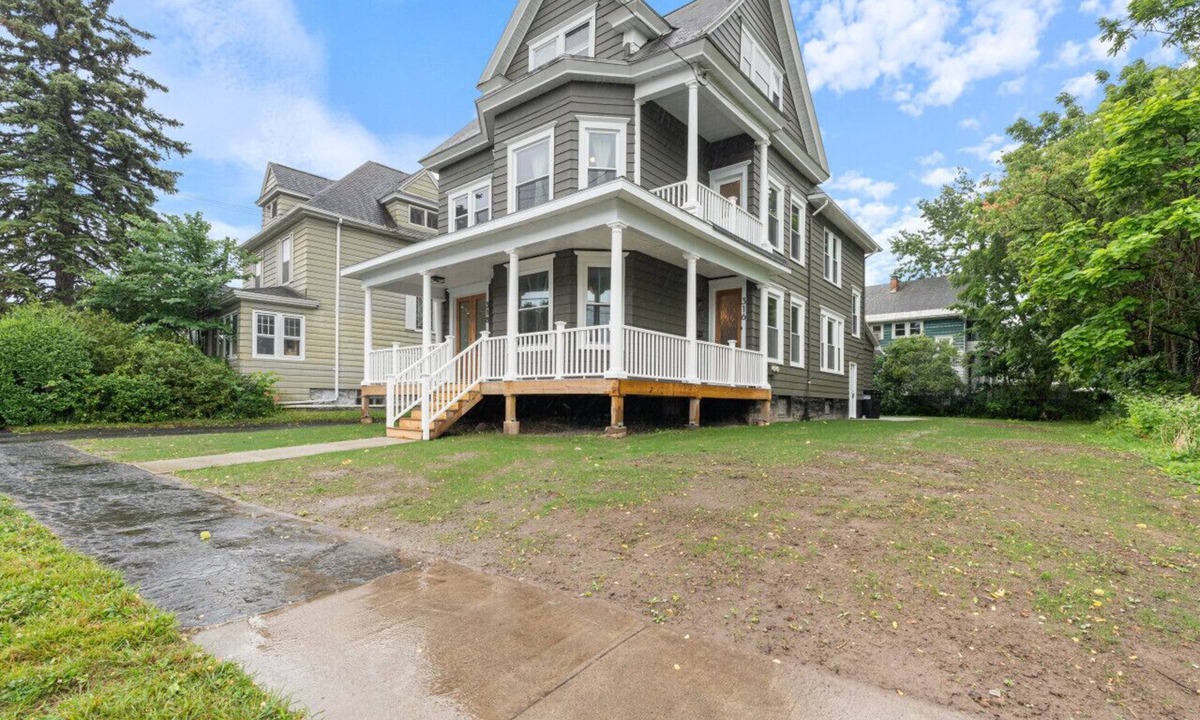 Westside House | GRP HQ: Sleeps 16, Dual Kitchen/LR/DR, Central Loc