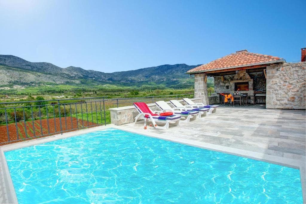Gruda Villa | Gruda Villa Sleeps 6 Pool Air Con WiFi