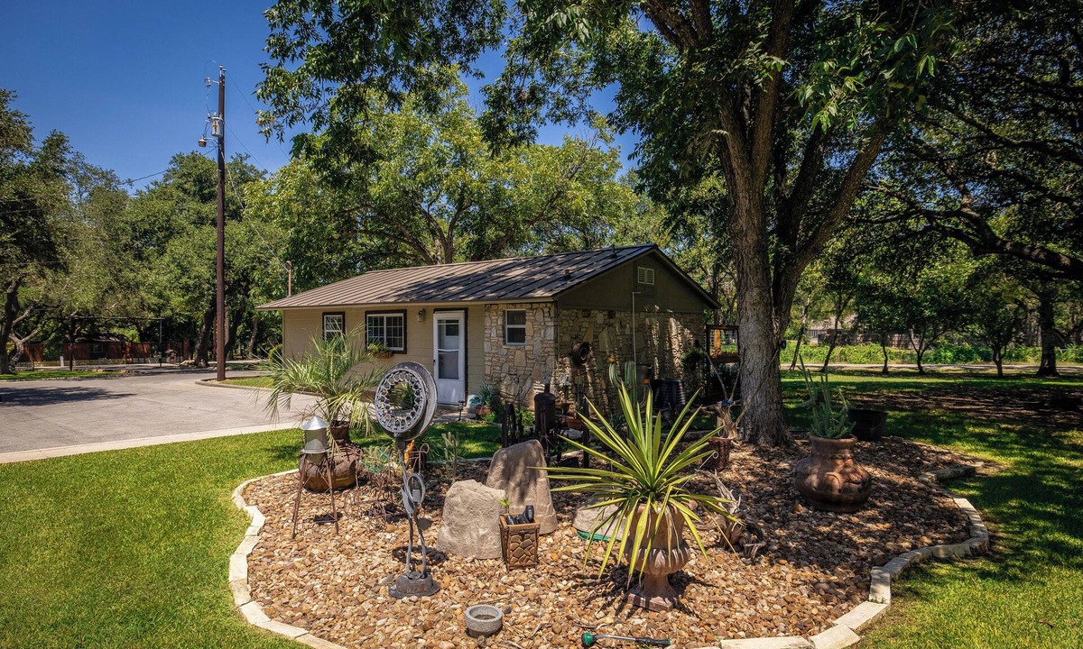 Gruene Cottage | Gruene Country Cottage- just 1 mile to Gruene & 1/2 Mile to the Guadalupe River
