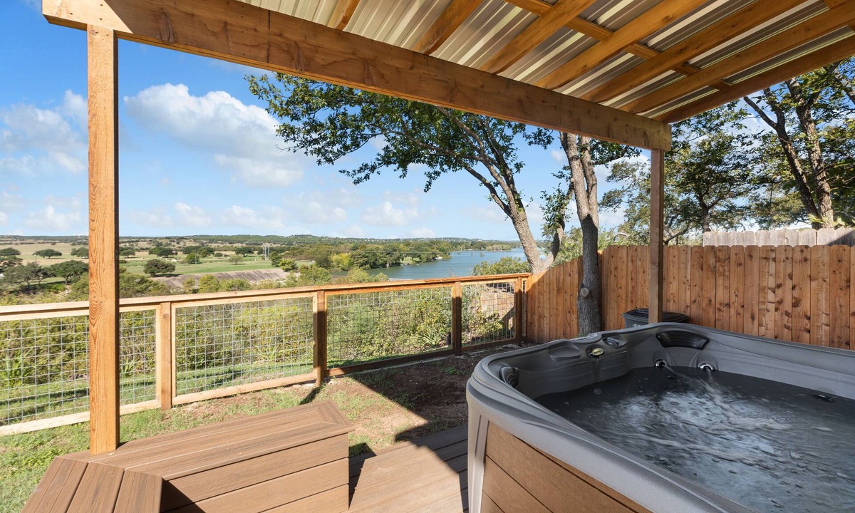 Kerrville House | Guadalupe Bluff Farmhouse - Guadalupe River View - Hot Tub