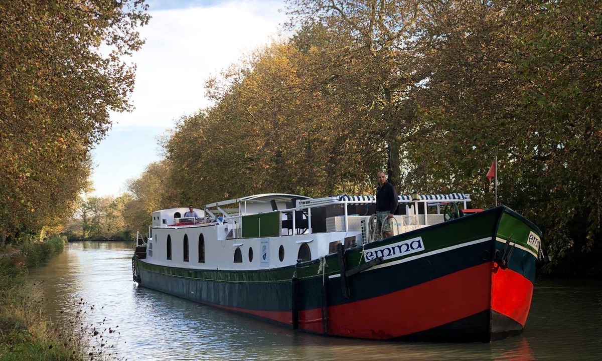 Villepinte Boat Rental | Guest cabin in a real luxury barge