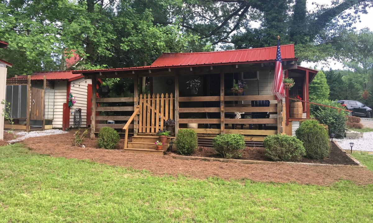 Tiger Cottage | Guest Cottage,Dog friendly, minutes to Clayton, fenced yard, hot tub on patio.