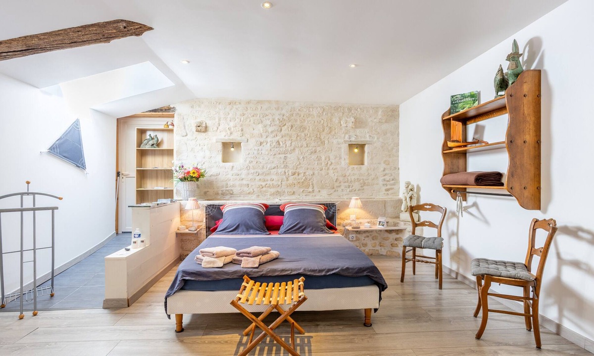 Saint-Martin-de-Fraigneau Bed & Breakfast | Guest Room "Chez Jacques - Océanide" with Private Terrace, Wi-Fi and Air Conditioning