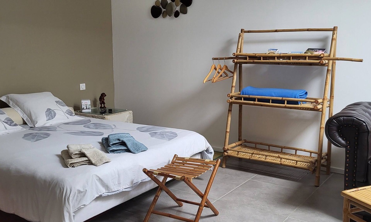 Saint-Martin-de-Fraigneau Bed & Breakfast | Guest Room 'Chez Jacques - Zen' with Private Terrace, Wi-Fi and Air Conditioning