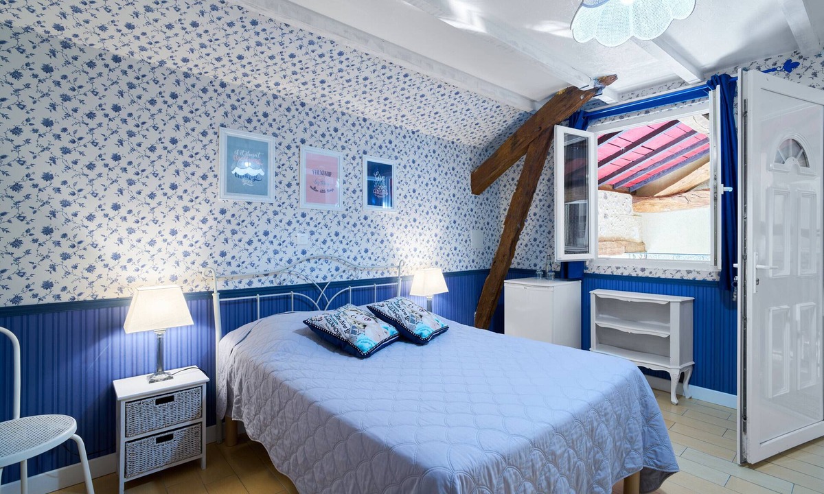 Saint-Sulpice-de-Roumagnac Bed & Breakfast | Guest Rooms 'Le Pré Fleuri 5' with Shared Pool, Communal Terrace and Wi-Fi