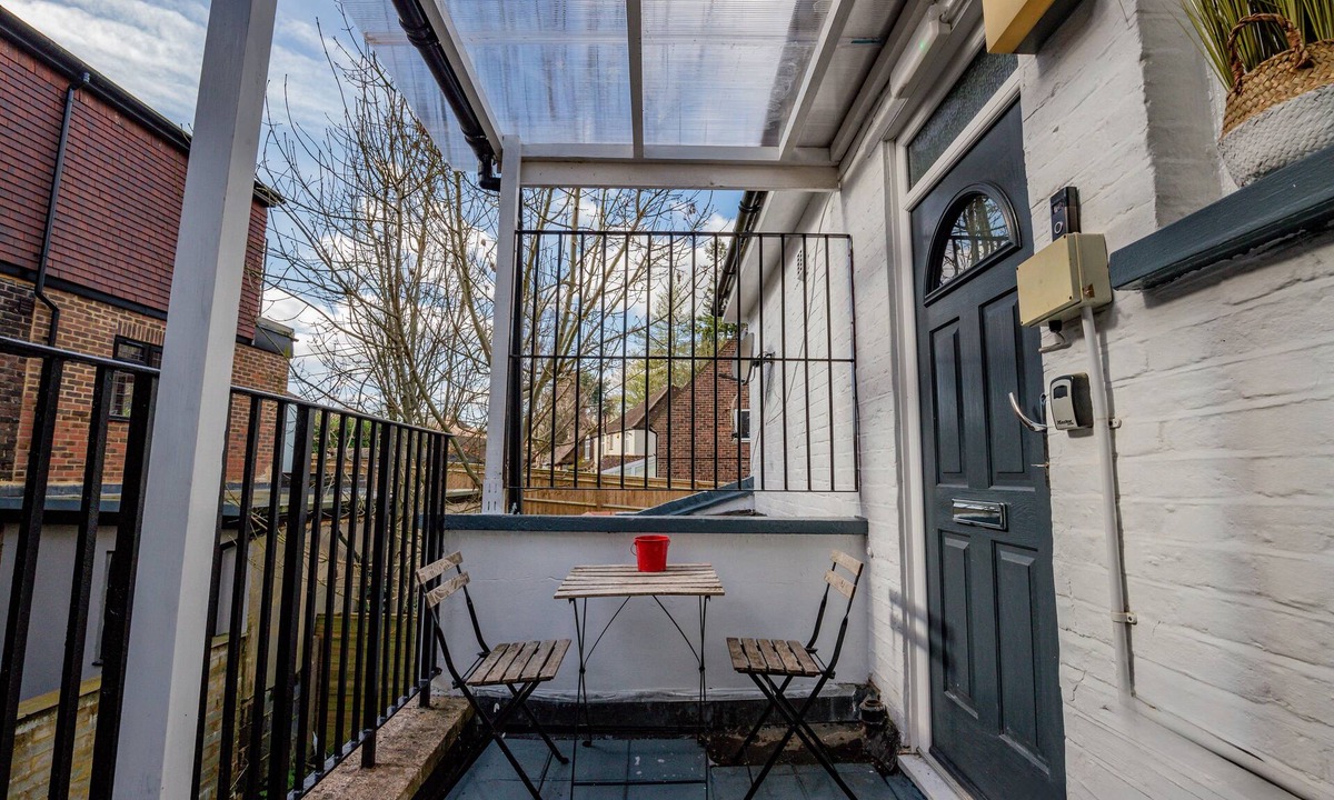 Tadworth Apartment | Guest Homes | Station Approach