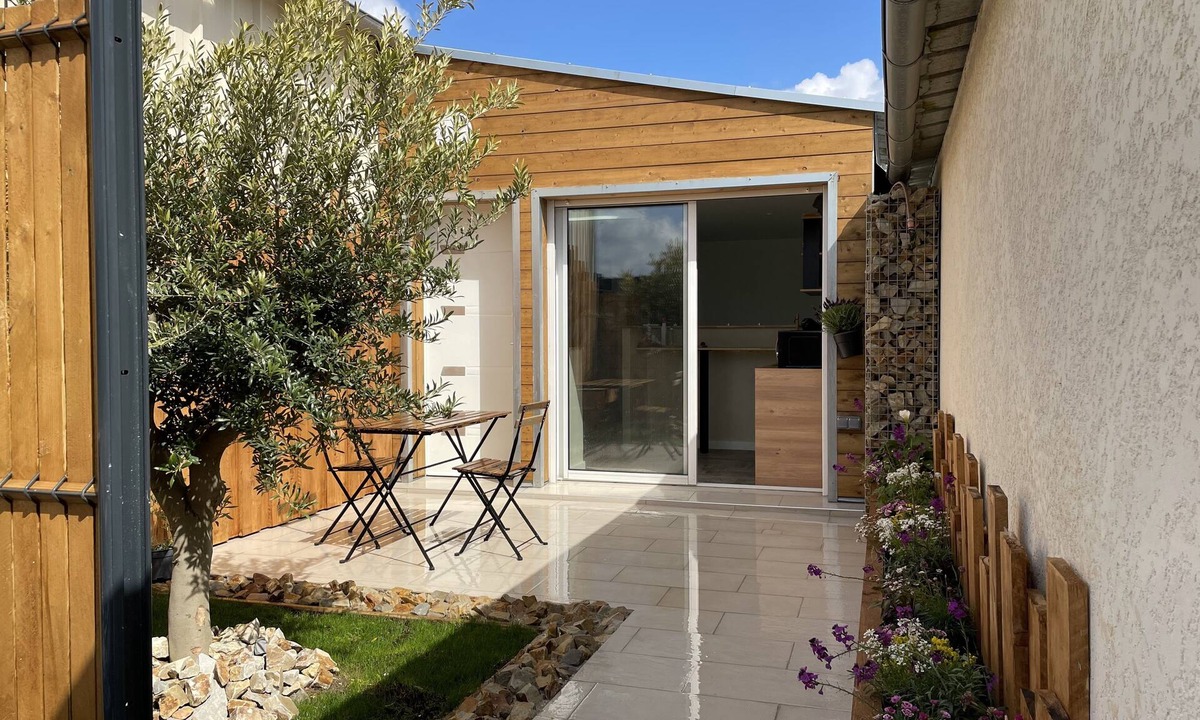 Courcelles-sur-Seine Apartment | Guest Housse with a terrace
