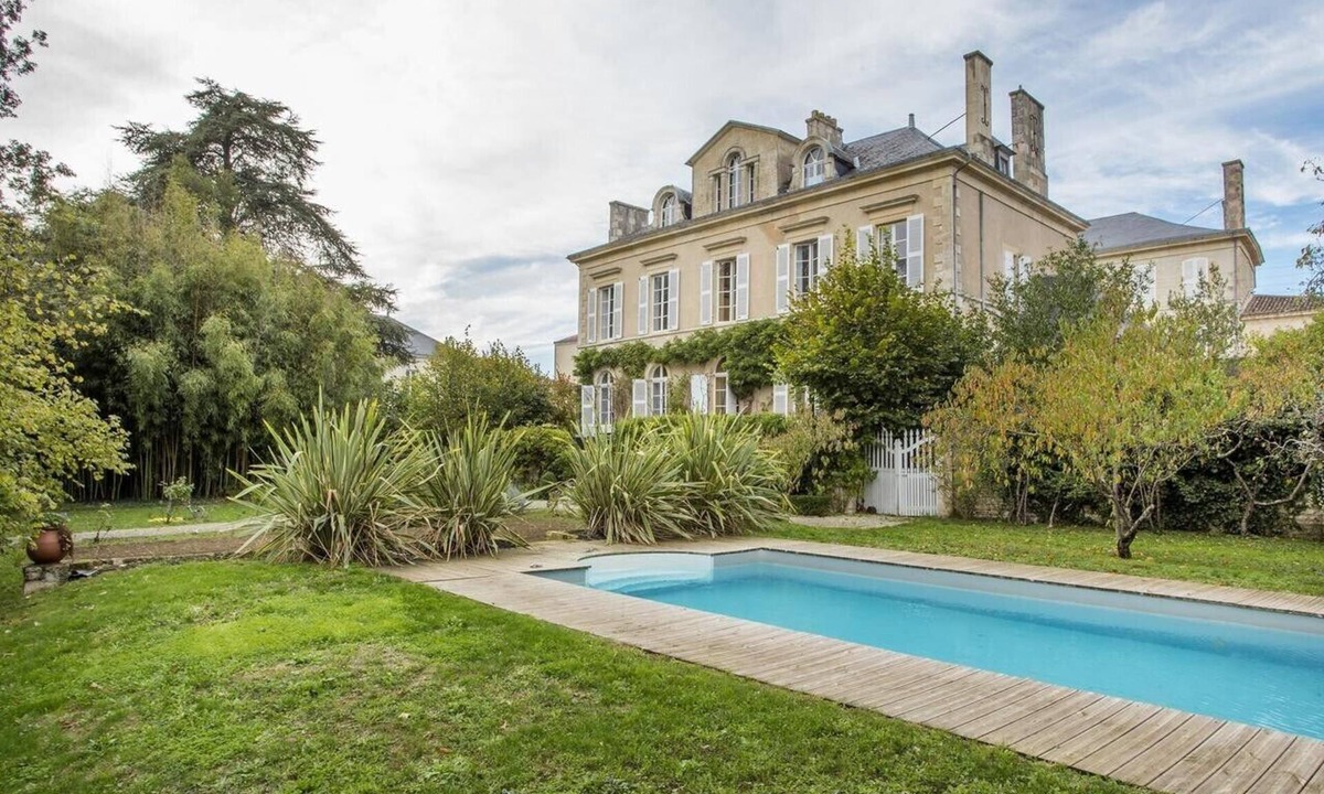 Fontenay-le-Comte Bed & Breakfast | Guest House 'Suite Belle Epoque' with Shared Pool, Shared Garden and Wi-Fi
