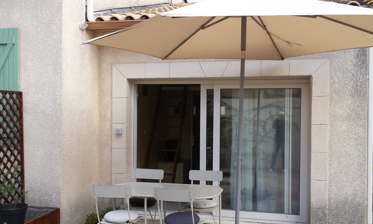 Cournonterral Apartment | Guest-House: Studio with mezzanine between Montpellier and Sète, sea and scrubland.