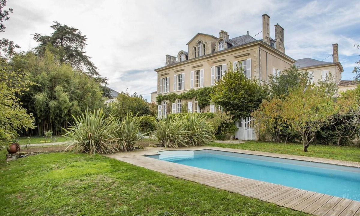Fontenay-le-Comte Bed & Breakfast | Guest House 'Suite Belle Epoque' with Shared Pool, Shared Garden and Wi-Fi