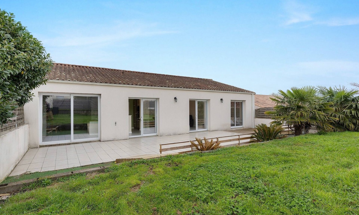 Saint-Florent-des-Bois House | Guest House 'Villa Saint Florent Des Bois' with Shared Terrace, Private Garden and Wi-Fi