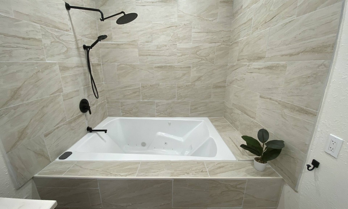 Batesville House | Guest house with big Jacuzzi