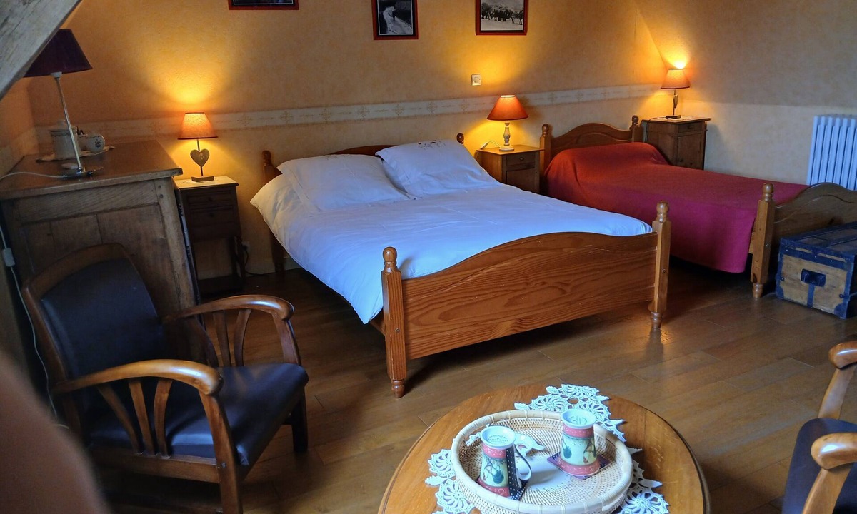 Courtonne-la-Meurdrac Bed & Breakfast | Guest Room 'Chambre - Les Toits' with Shared Terrace, Communal Garden and Wi-Fi