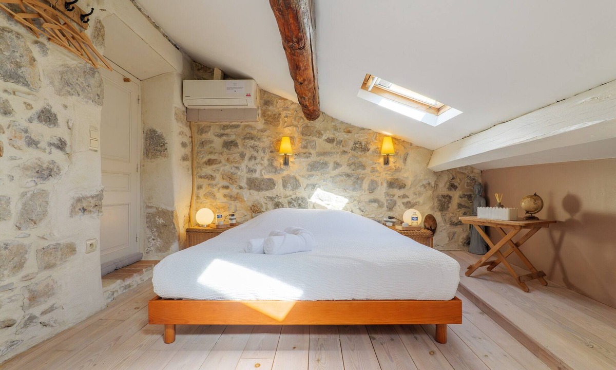 Saint Alban Auriolles Bed & Breakfast | Guest Room "Le Pigeonnier" with Shared Pool, Wi-Fi, and Air Conditioning