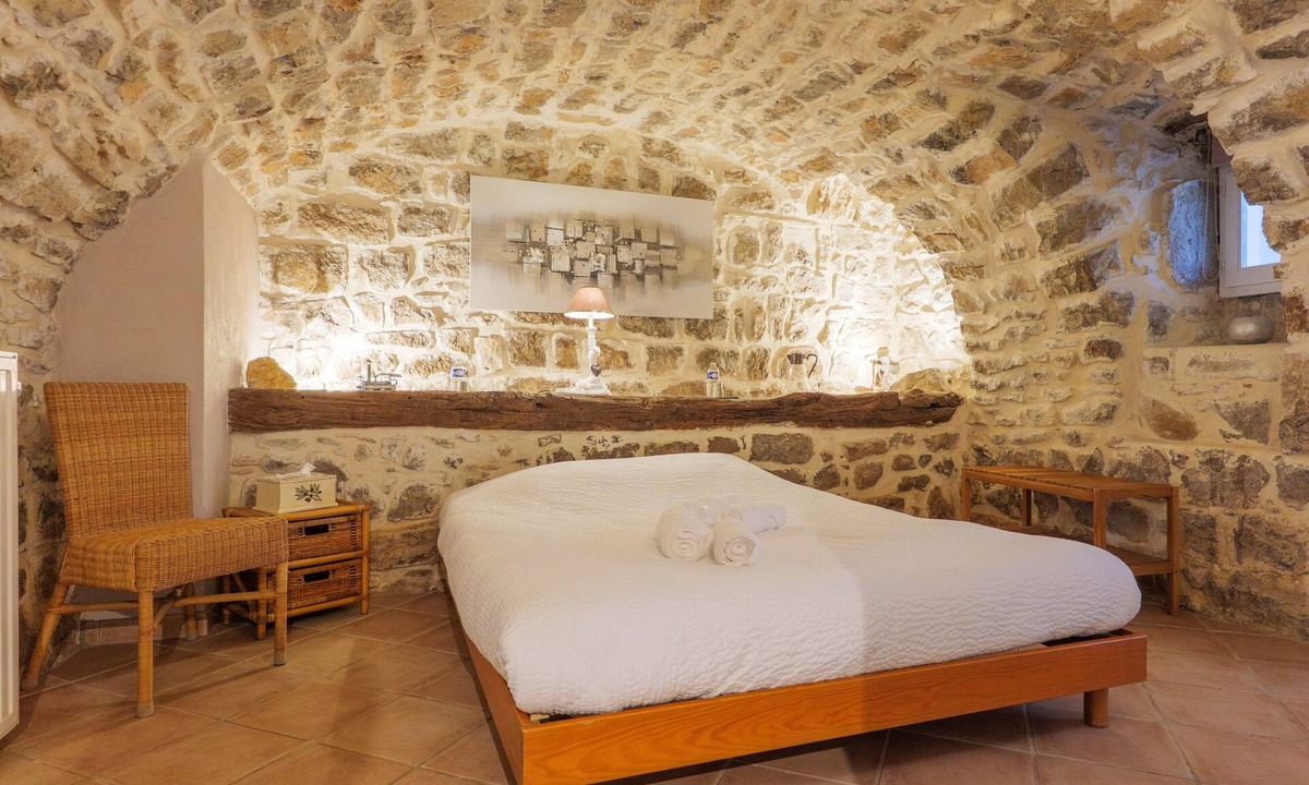Saint Alban Auriolles Bed & Breakfast | Guest Room “La Voûte” with Shared Pool, Communal Terrace and Wi-Fi