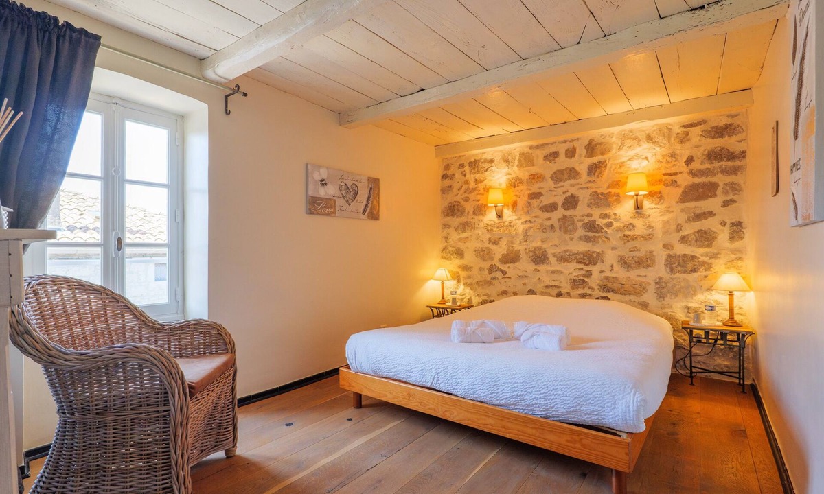 Saint-Alban-sous-Sampzon Bed & Breakfast | Guest Room “La Clède” with Shared Pool, Wi-Fi, and Air Conditioning