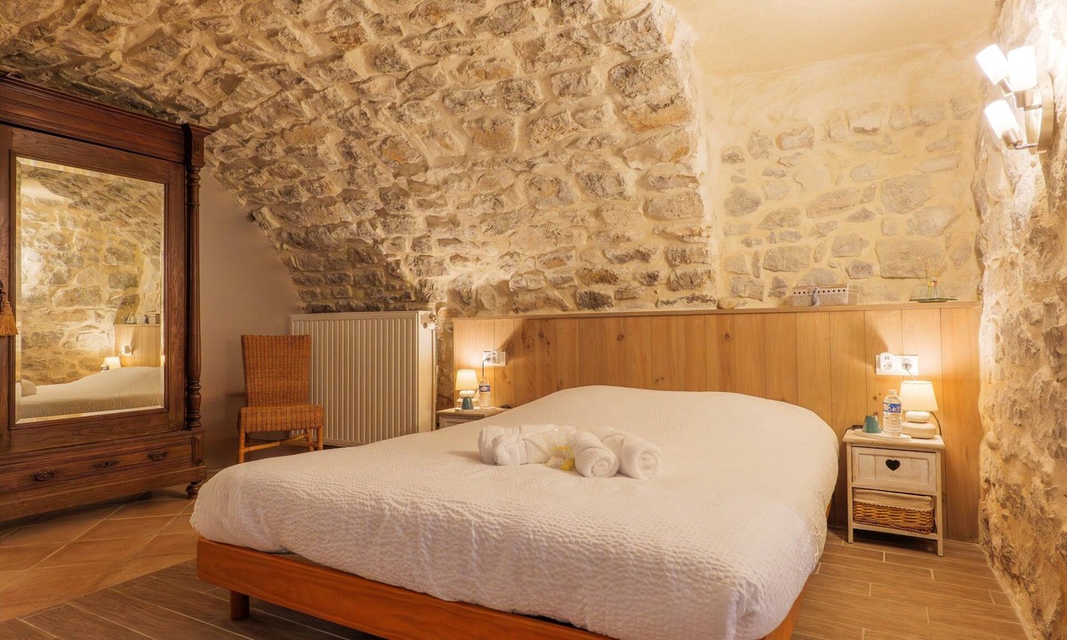 Saint-Alban-sous-Sampzon Bed & Breakfast | Guest Room “La Charbonnière - Suite” with Shared Pool, Terrace and Wi-Fi