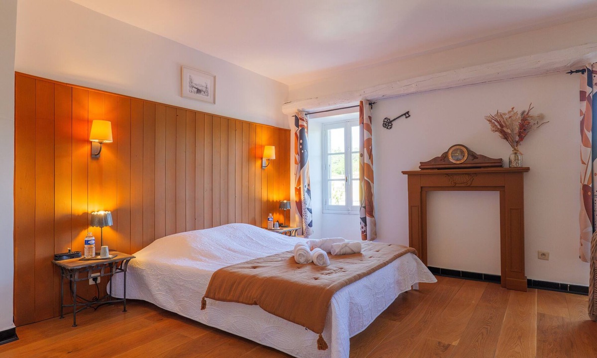 Saint Alban Auriolles Bed & Breakfast | Guest Room 'Le Dolmen' with Shared Pool, Wi-Fi, and Air Conditioning
