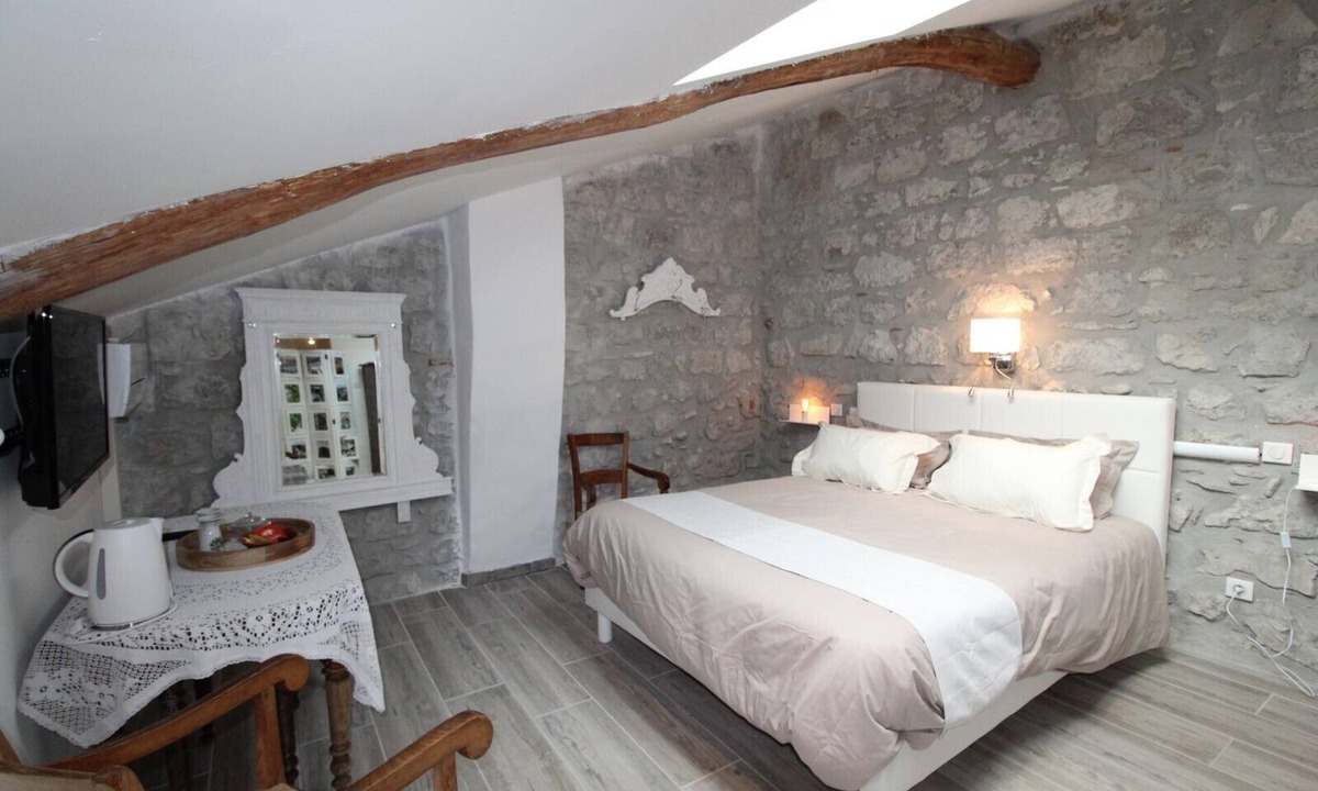 Saint-Alban-sous-Sampzon Bed & Breakfast | Guest Room “Chambre Virginie” with Shared Pool, Communal Garden, and Air Conditioning