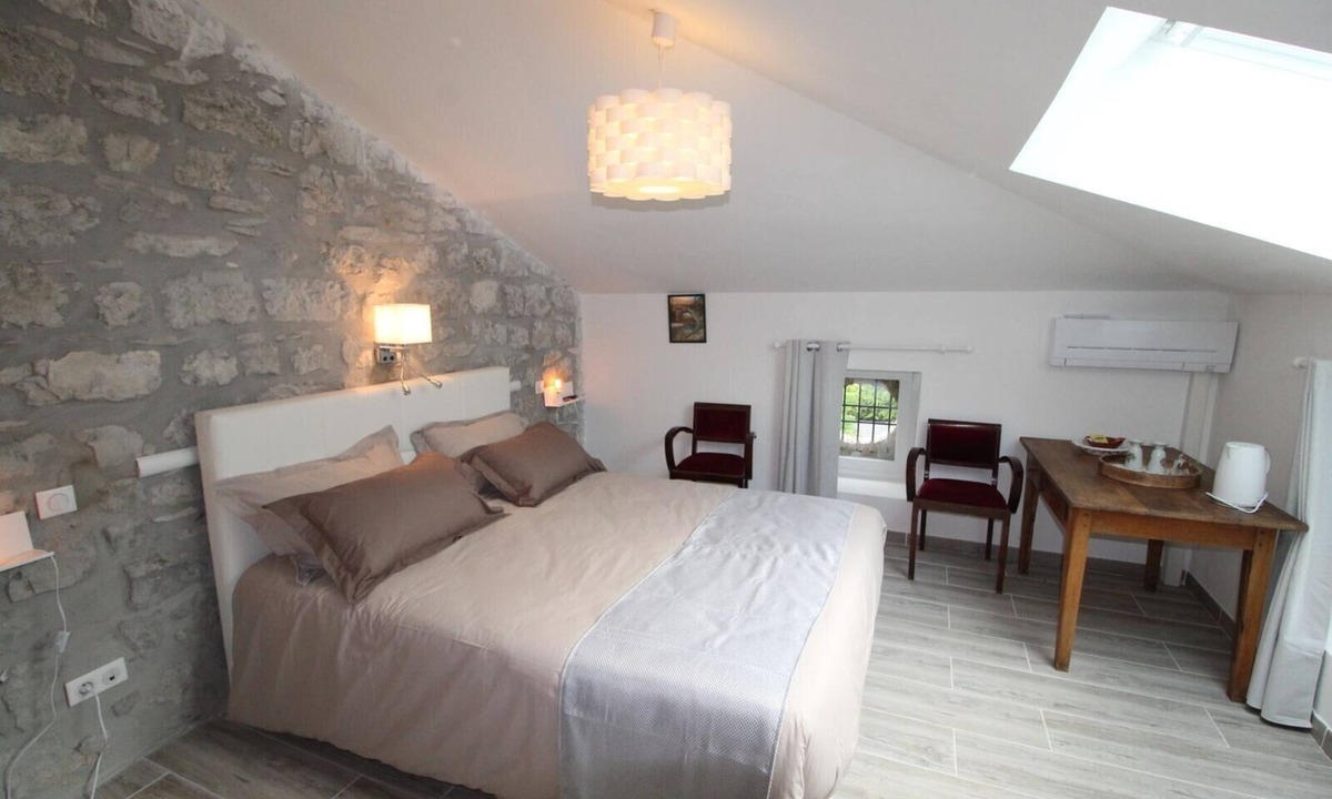 Saint Alban Auriolles Bed & Breakfast | Guest Room "Chambre Catherine" with Shared Pool, Wi-Fi, and Air Conditioning