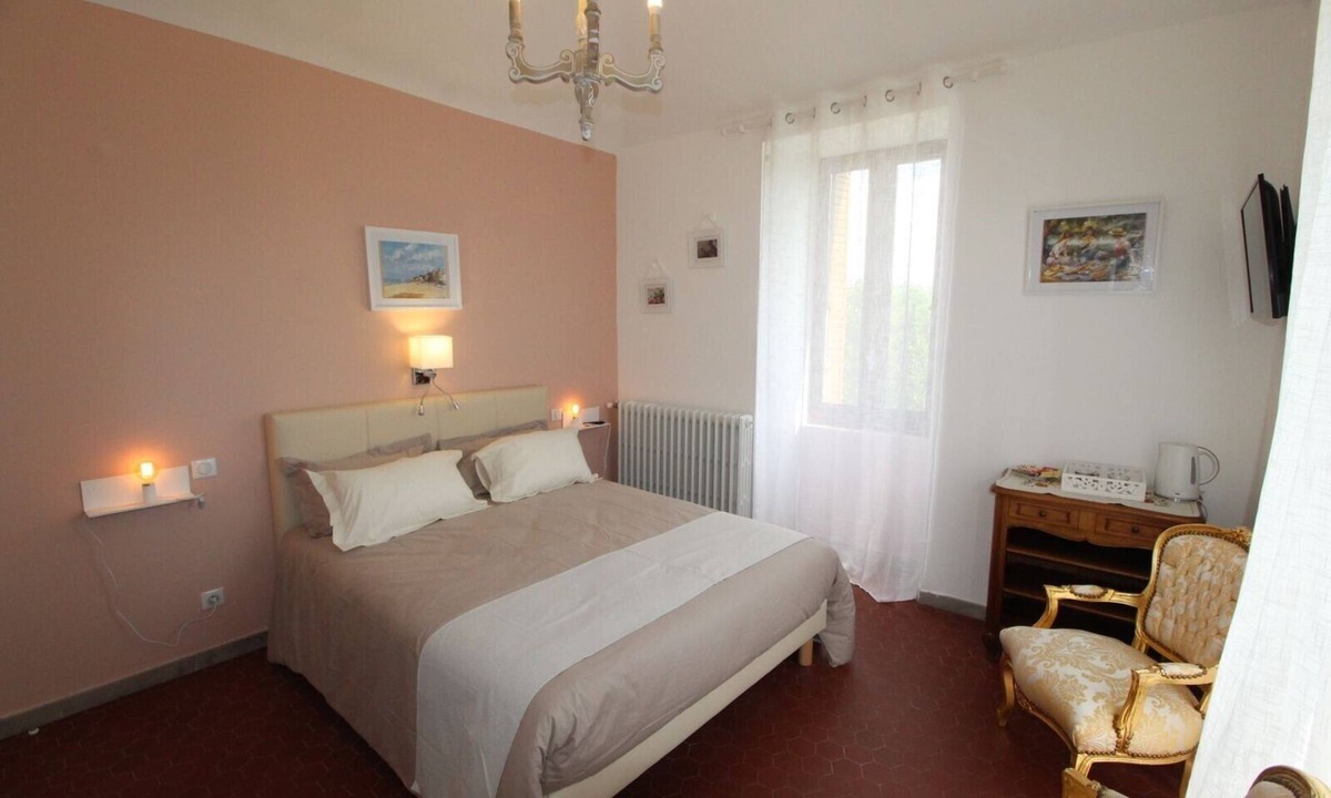 Saint Alban Auriolles Bed & Breakfast | Guest Room 'Chambre Elea' with Shared Pool, Wi-Fi, and Air Conditioning