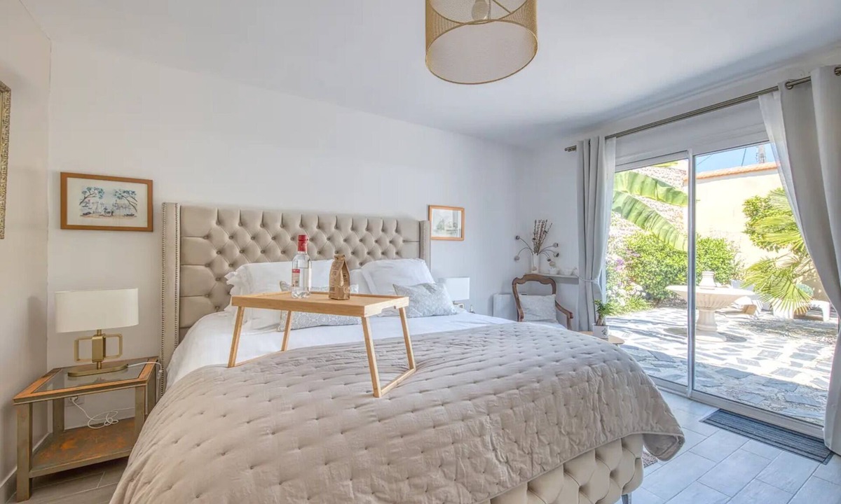 Saint-Christoly-Medoc Bed & Breakfast | Guest Room L’Oranger – Comfort & Privacy at Patio du Port