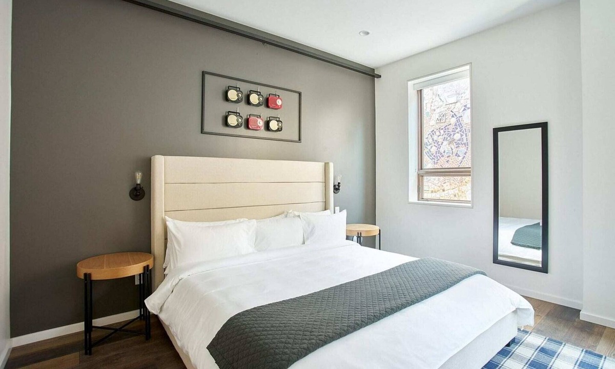 Queens Apartment | Guest Room|1 Queen Bed|Dutch Hotel