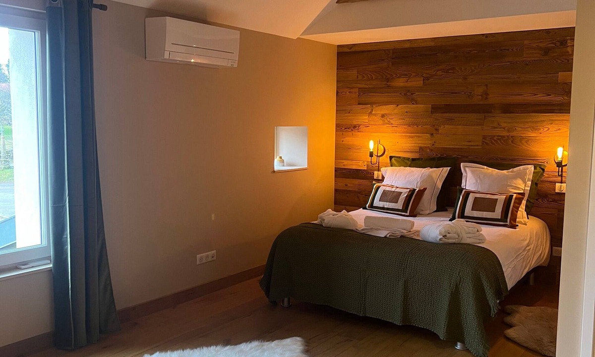 Champdray Bed & Breakfast | Guest Room “Brimbelle Room with Private Bathroom” – Shared Terrace, Wi-Fi & AC
