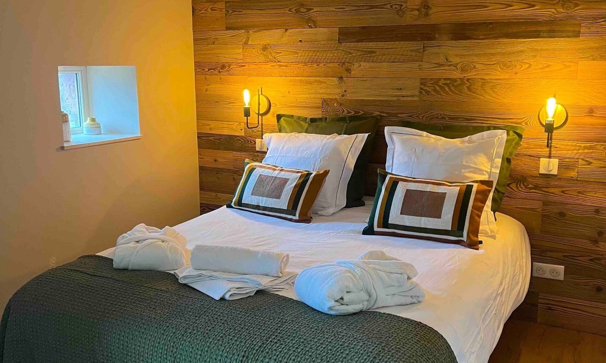 Champdray Bed & Breakfast | Guest Room “Brimbelle Room with Private Bathroom” – Shared Terrace, Wi-Fi & AC