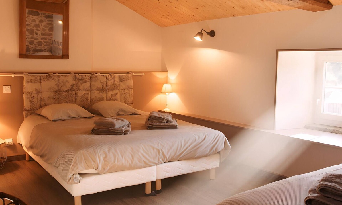 Les Epesses Bed & Breakfast | Guest Room “Castanea, Le Grenier” with Shared Terrace, Garden and Wi-Fi