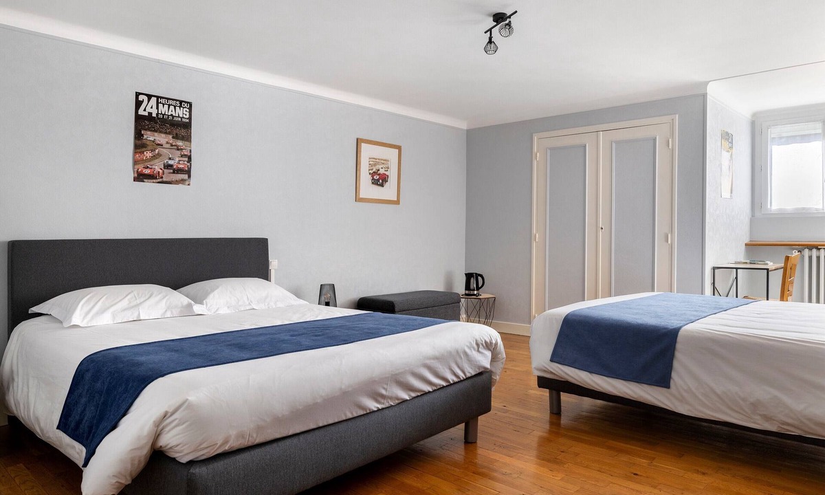 Laigne-en-Belin Bed & Breakfast | Guest Room 'Chambre Ferrari' with Shared Terrace, Shared Garden and Wi-Fi
