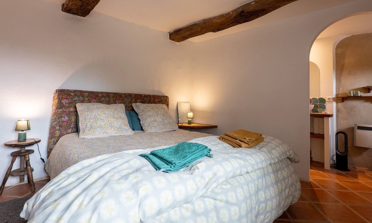 Reillanne Bed & Breakfast | Guest Room “Chambre Au Calme” with Mountain View, Shared Terrace, and Wi-Fi