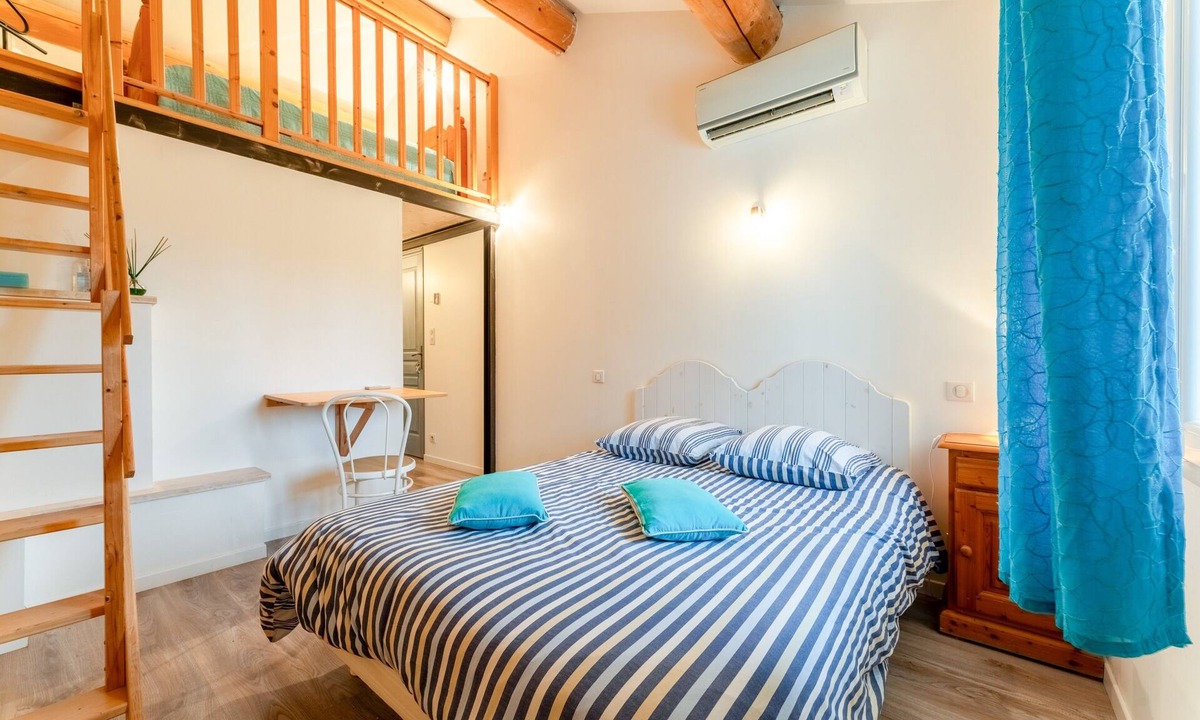 Piolenc Bed & Breakfast | Guest Room “Chambre Bleuet” with Shared Pool, Wi-Fi, and Air Conditioning